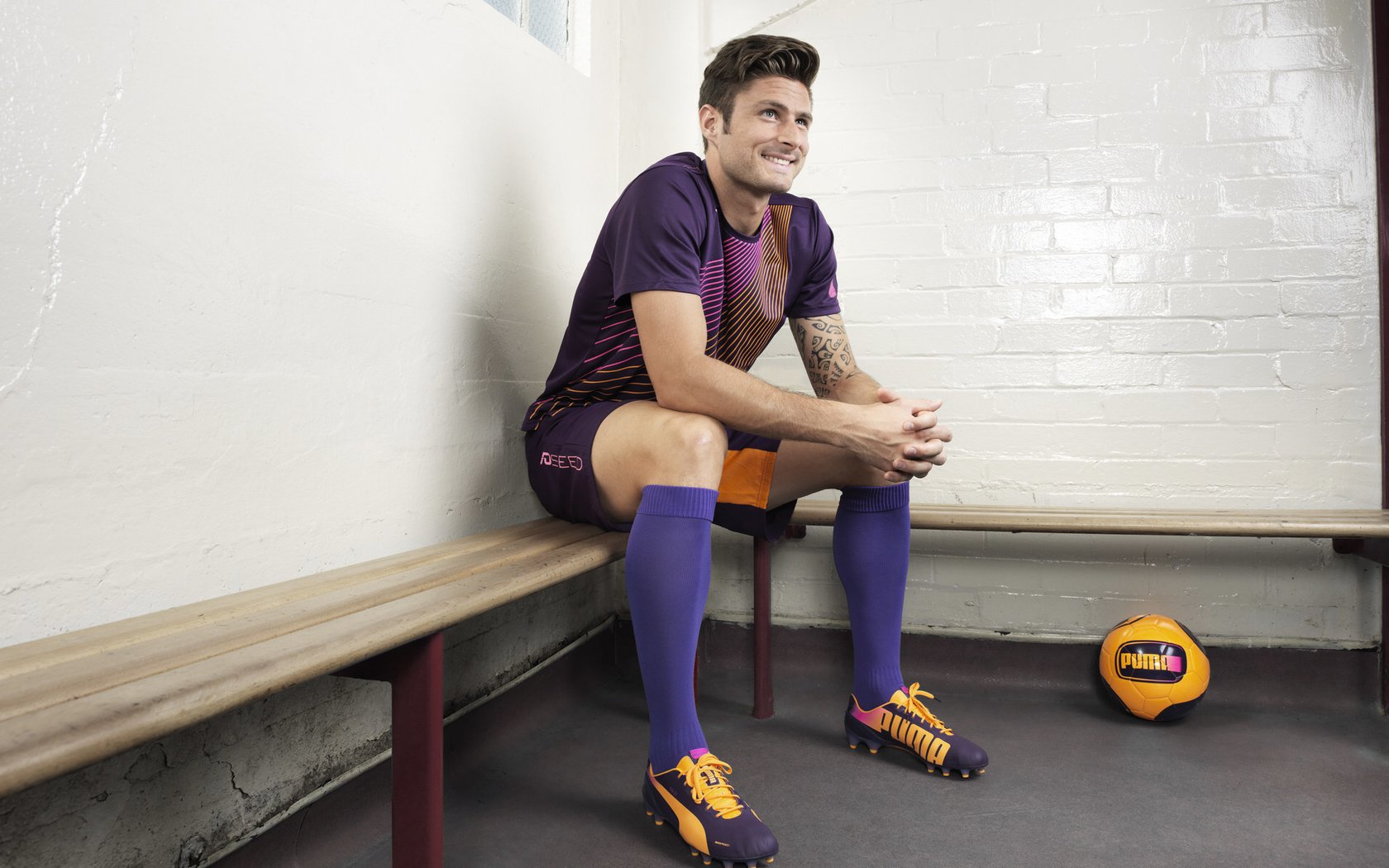 促进足球全民参与，举办“全民足球日”大型活动，全民足球游戏